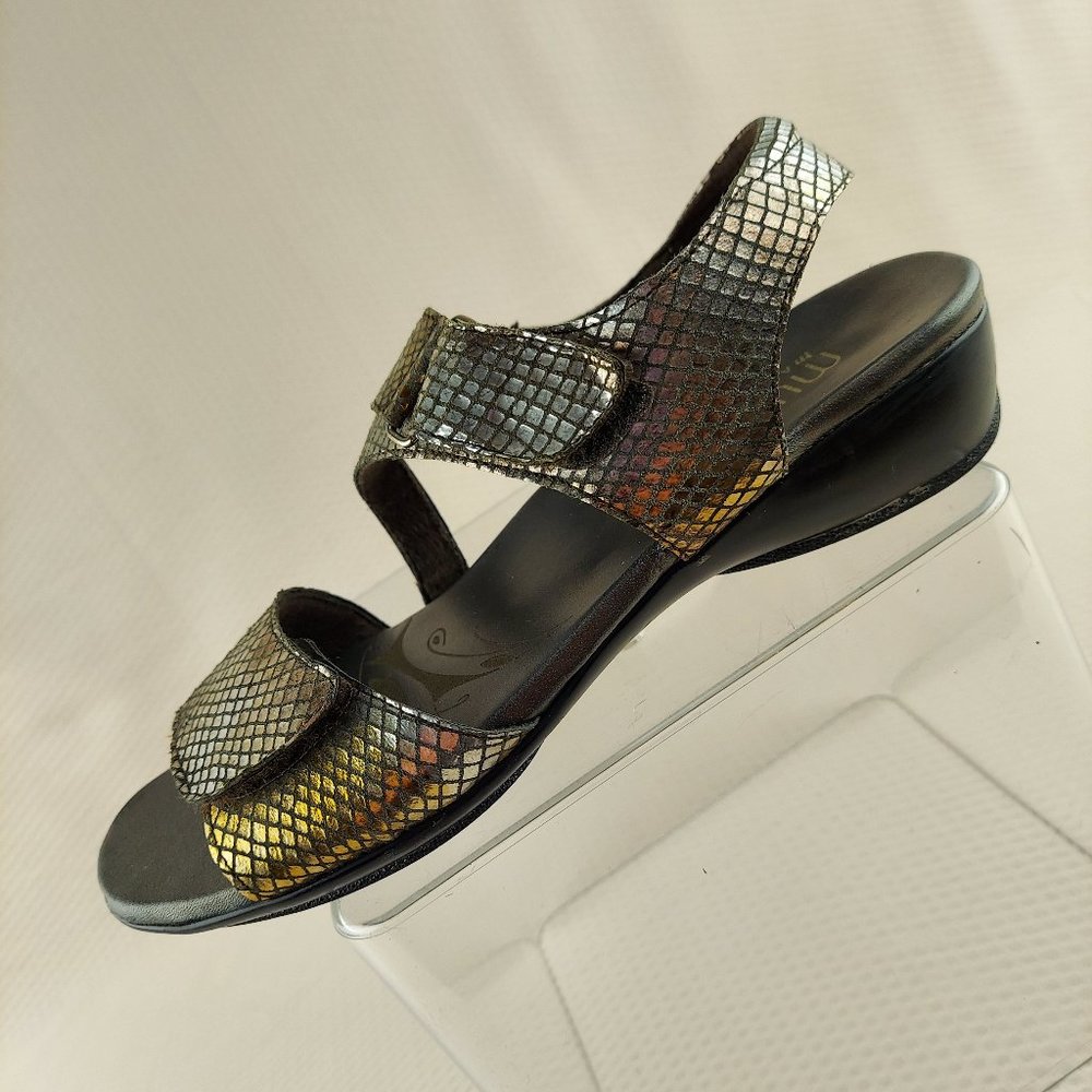 Munro Catelyn Sandals Metallic Silver Snakeskin Toe Adj Hook & Loop Close 6.5M